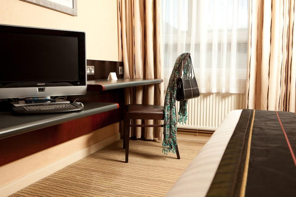 Отель Mercure Abbots Well